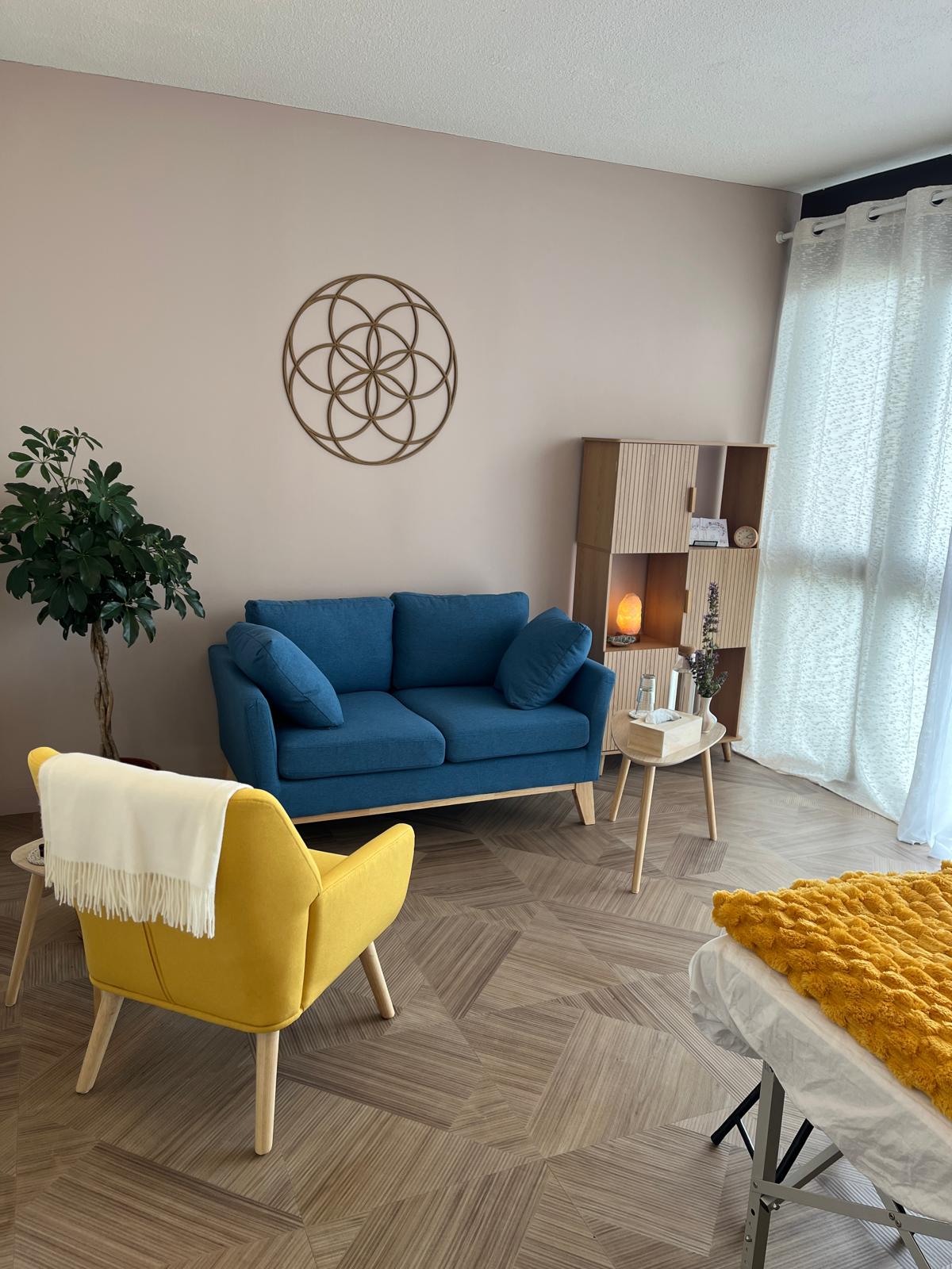 Cabinet de Caroline Durand à Ploemeur — espace d'accueil avec canapé et table de soin.
