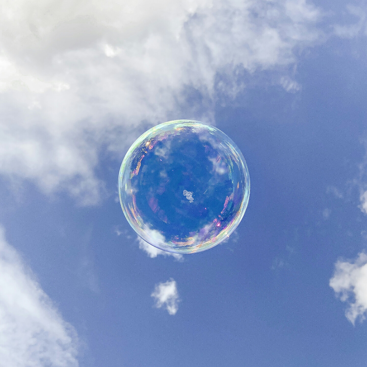 Bulle irisée dans le ciel — Bilan Haut Potentiel Sensible.